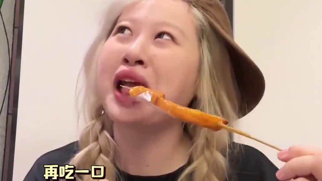 我无法形容 嚼嚼嚼嚼嚼～ 稍等 嗯 好吃#糖葫芦 #美食 #上海 #好吃