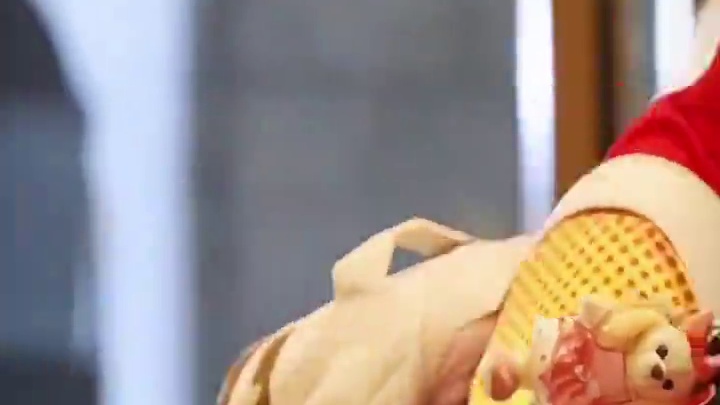 孙颖莎、王楚钦晚间赶赴赛场夜训！#体育#乒乓球#王楚钦#孙颖 孙颖莎、王楚钦晚间赶赴赛场夜训！#乒乓