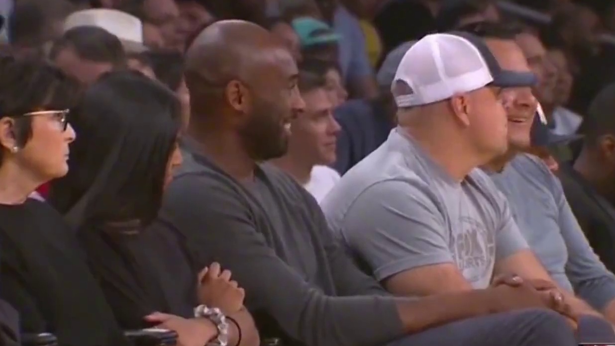 五年前的今天，科比重返斯台普斯，观战詹姆斯比赛，确实詹姆斯和科比关系真的十分要好#科比 #詹姆斯#经