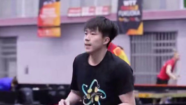 谁能体会我看到王楚钦左边袖子有空隙会飞的那一刻心情！这距离……是有点怕怕的，我都好怕他突然往这边眯瞪