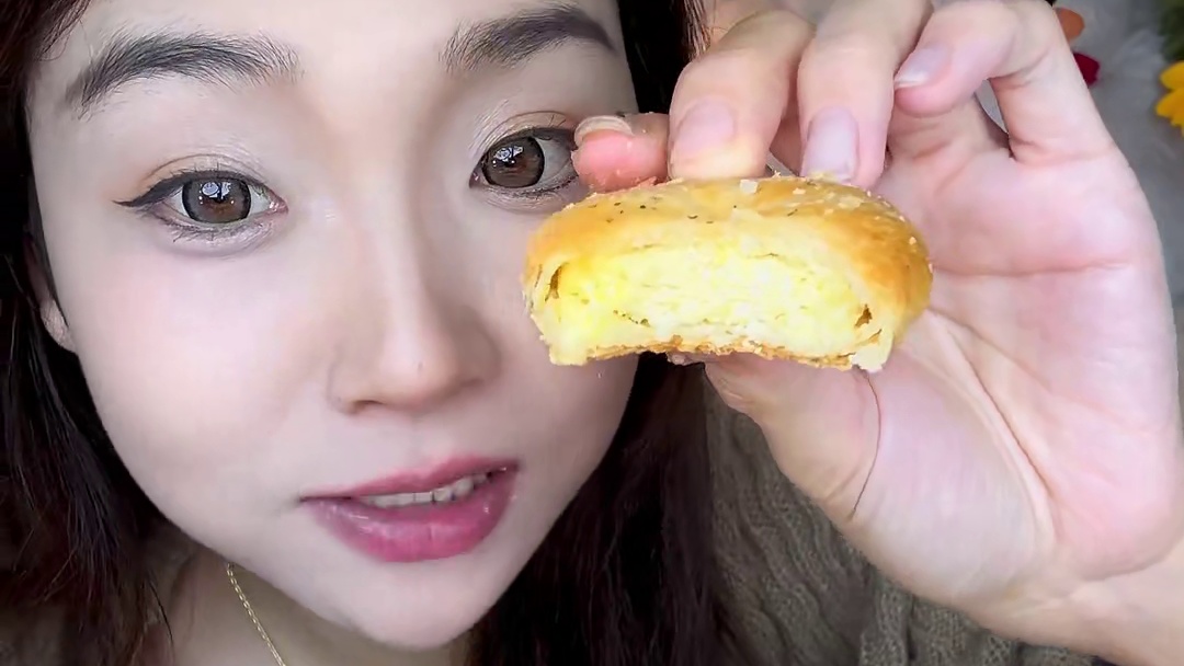 现做现发的绿豆酥饼！！独立包装哦！便宜但是好吃的！#绿豆酥饼 #绿豆饼 #快吃吧大馋丫头