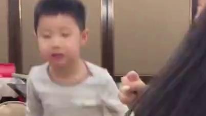 带80岁太爷和三岁的儿子挑战怪味豆是什么体验？#人类幼崽迷惑行为 #萌娃 #家庭日常