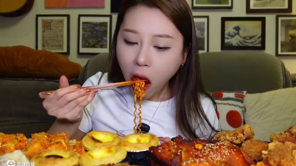 过年了！宅家不记热量把想吃的都吃一遍，烤鸡炸鸡、肘子寿司、甜品通通来~#炸鸡 #肘子 #碳水生活有多