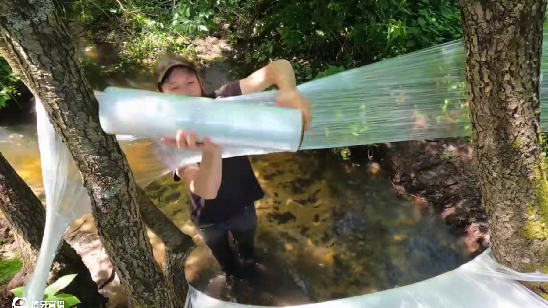 保鲜膜吊床，远离喧嚣，不当房奴 #荒野建造 #野外建造 #解压 #保鲜膜吊床
