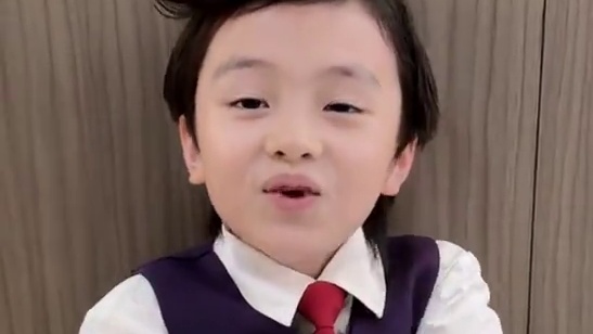 真人版小丸子和花轮同学来了 #纯甄#纯甄联名小丸子#小孩哥