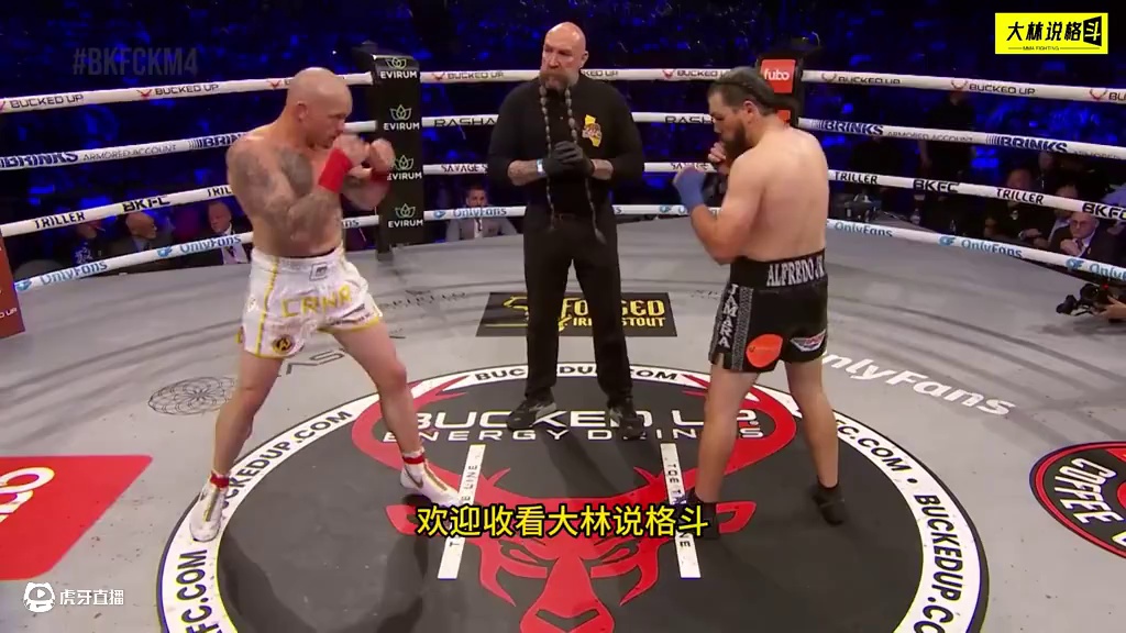 拳拳到肉飙血互殴，硬汉拳王安古洛重拳KO雷吉斯！ 裸拳格斗，安古洛KO雷吉斯#综合格斗 #拳击比赛 