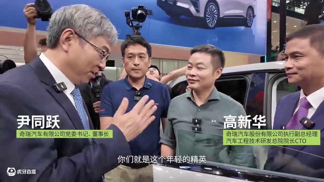 当何小鹏逛车展时，各家高管竟如此认可！#何小鹏的广州车展vlog #何小鹏称12月p7+交付将破万 