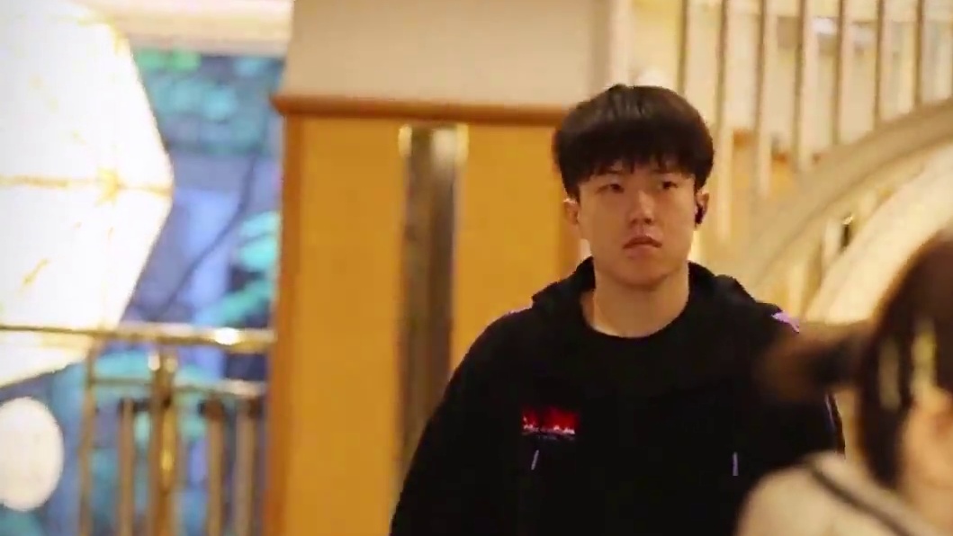 国乒钱天一、孙颖莎、王楚钦入场，张本智和笑容满面！#体育#乒 国乒钱天一、孙颖莎、王楚钦入场，张本智