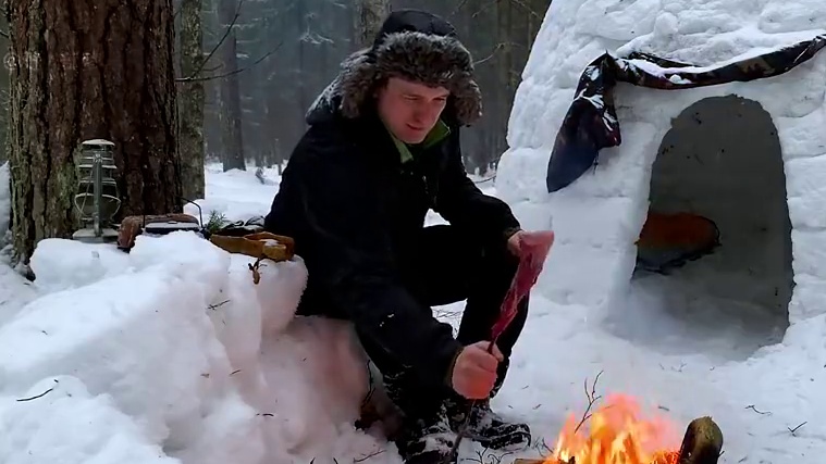 刷到我算你小子走运，带你沉浸式体验雪屋建造 #荒野建造 #野外建造 #户外