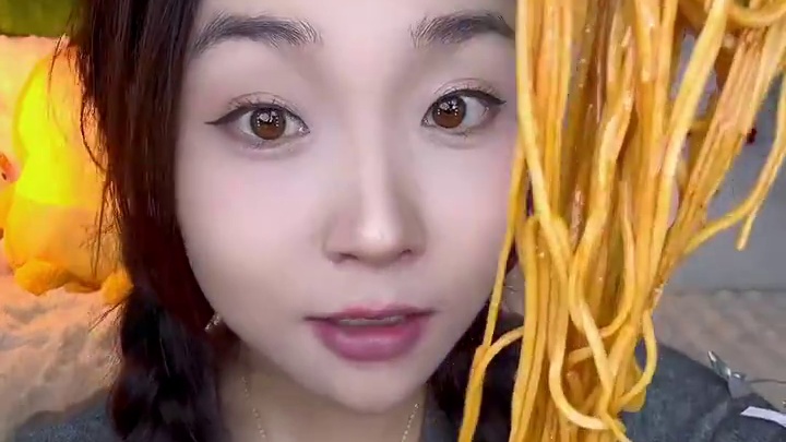 新口味葱油拌面来啦！葱油好香呀！还是保持了他家的优点：酱多！煮好后过下凉水！更筋道哦#就问你们馋不馋