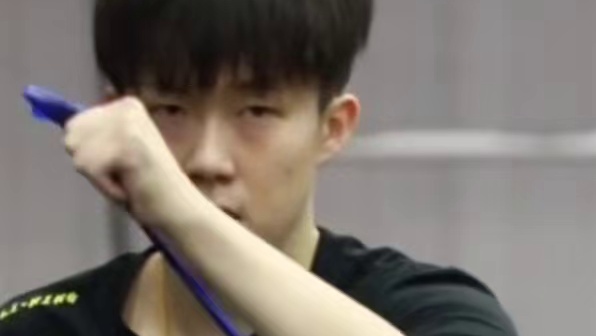 莎莎和佳佳笑得很开心，大头热身准备复仇莫雷加德