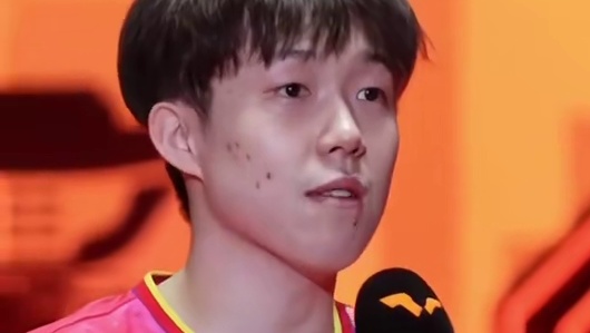 王楚钦战胜莫雷加德晋级四强，赛后的采访小插曲又让我们看到快乐的大头！#王楚钦