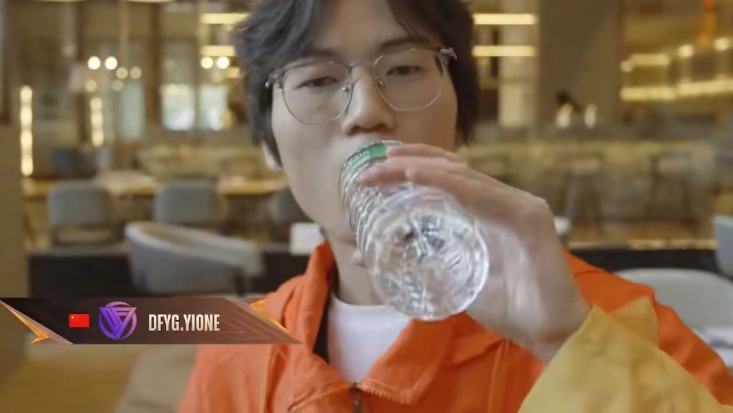 和选手一起干杯，共同庆祝外卡赛开赛！#张大仙DFYG战队出征世界总决赛 #决胜巅峰全球电竞 #决胜巅