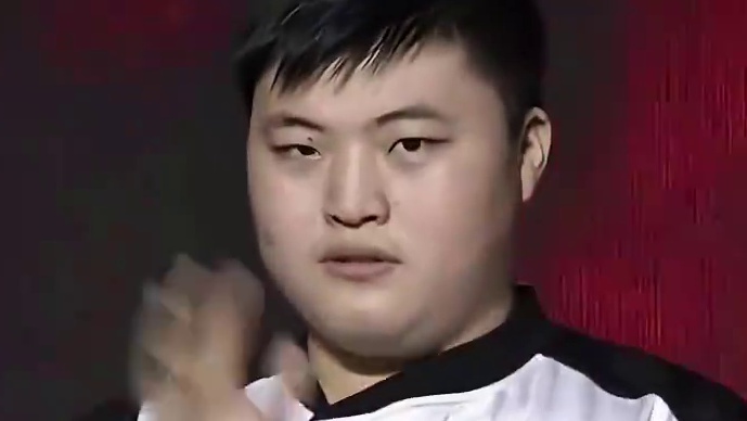 兄弟们，快来三谋看老头联盟大战BLG啦 #三谋11月23日半周年主题服 #BLG #T1在三谋建盟了