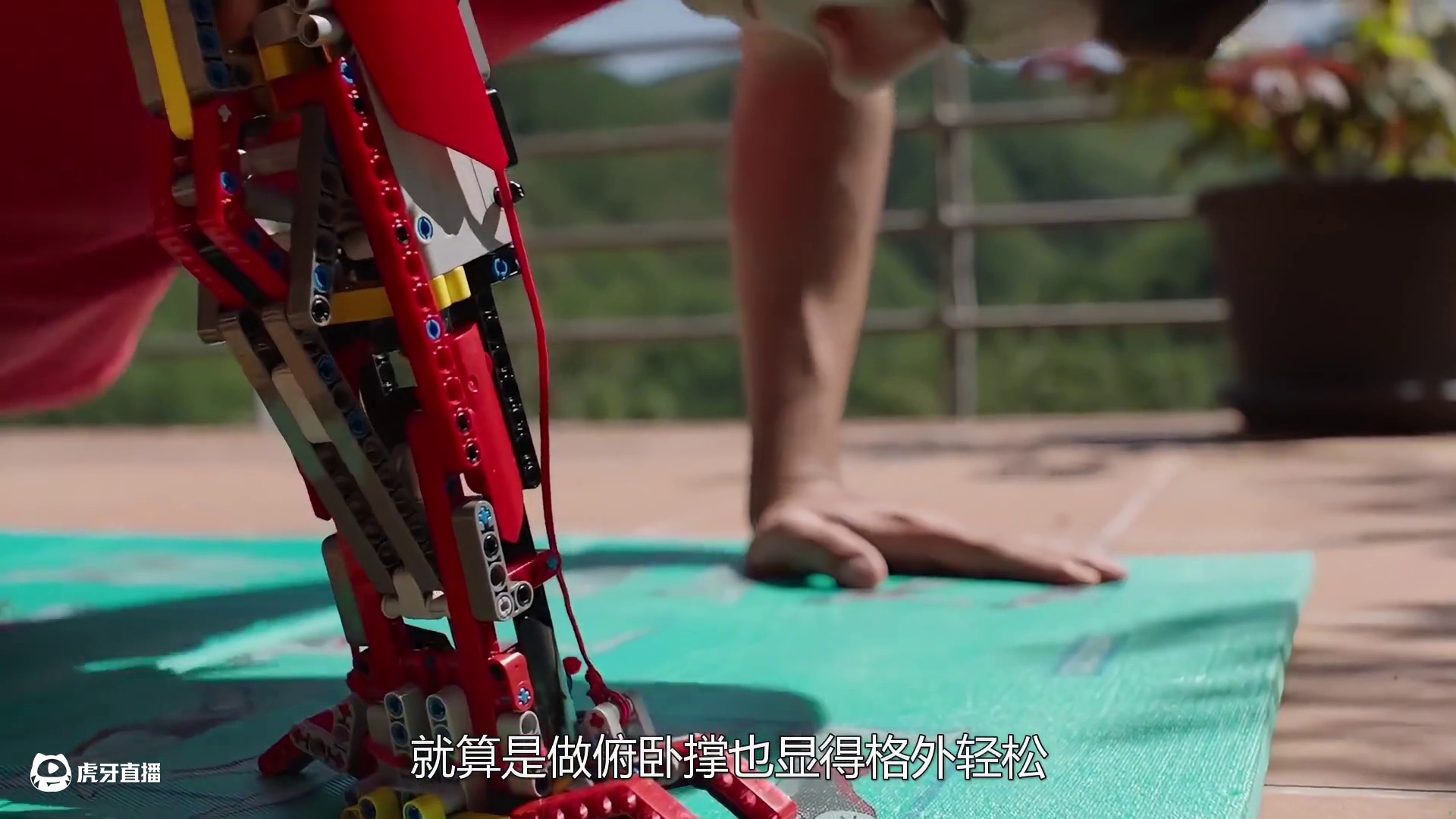 国外18岁的断臂少年，用乐高拼出了条右臂，做俯卧撑简直小意思