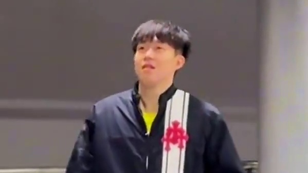 晋级决赛后的王楚钦，开心逛街去啦