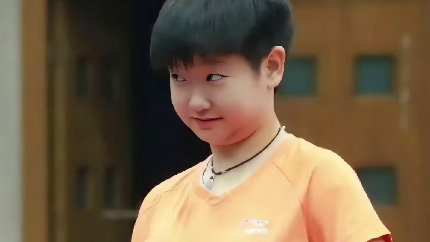 孙颖莎拍广告人机感十足，记不住台词每一次都卡壳，最喜欢拍美食广告可以蹭吃蹭喝。#孙颖莎 #王楚钦 #