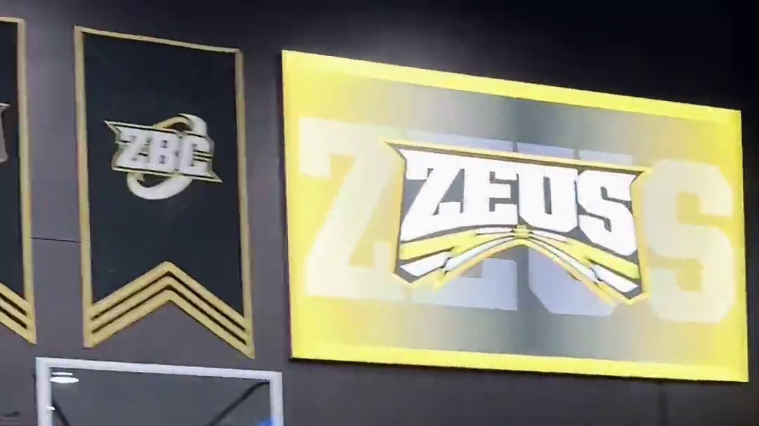 遇到又可爱又专业的评委 怪不得哥几个扣篮都这么猛！最后给我加油的时候，真的被治愈了