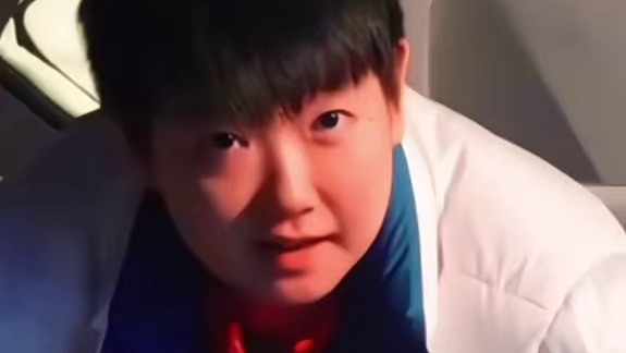 看完比赛的孙颖莎退场时险些误伤邱贻可，太搞笑了！#孙颖莎 #王楚钦 #王曼昱