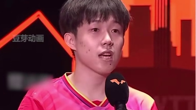 怎么一到王楚钦采访就全是笑料啊，搞笑有梗的出勤老师又回来了！ #wtt福冈总决赛最新赛况 #世界冠军