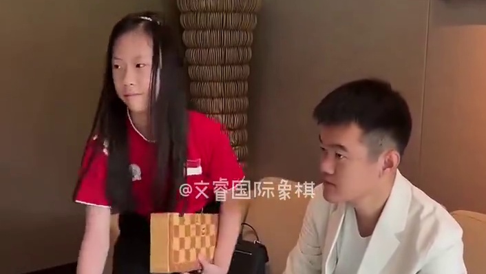 世界冠军赛即将打响！丁立人与新加坡小棋手们见面会，开起来状态很不错，开心给小朋友签名互动！也收到了许
