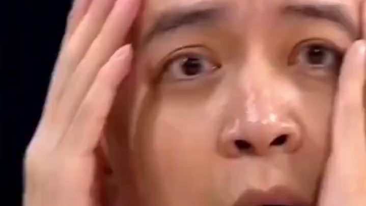 小哥模仿老一辈吃饭，那些动作真的好熟悉啊！！！#万万想不到 #模仿 #搞笑