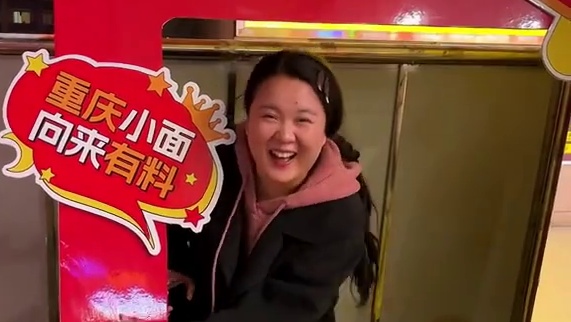 好多人从众啊！胖妹已经感受到万州人民的热情啦，你们觉得下一站去哪里呢？#重庆美食 #好吃到停不下来 