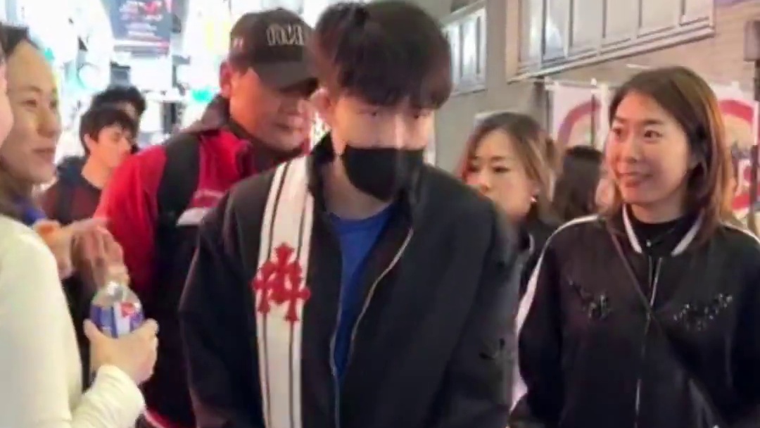 王楚钦吃东西去啦，夺冠后心情不错哦