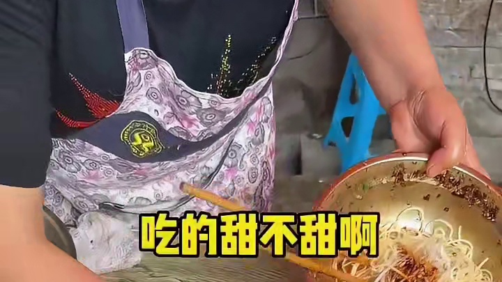 又来和小孩哥抢吃的了！小学门口小吃是有自己的物价吗？