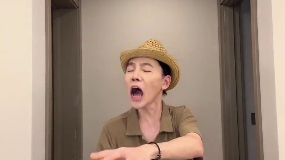 这老宝贝太棒了#卫龙辣条#卫龙不只是一种辣#卫龙吮指烤肉味辣条