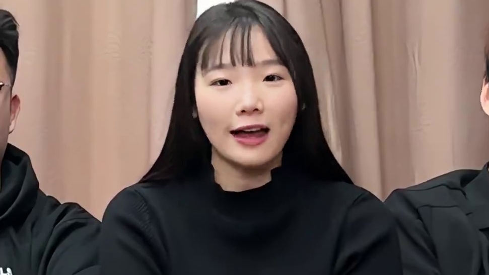 你们是不是预判婷婷猜的啥词啊，逗人玩呢！ #办公室游戏 #欢乐办公室 #猜词游戏 #一定要看到结尾