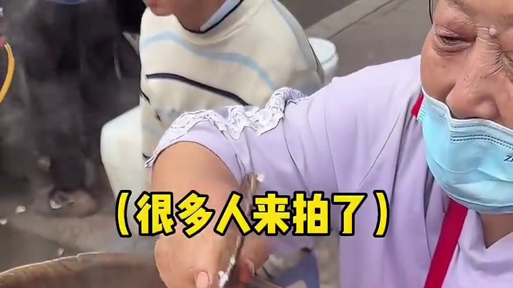 街头买到四元饭团，阿姨坚持好多年不涨价，就为了给大家吃到便宜好吃的饭团。