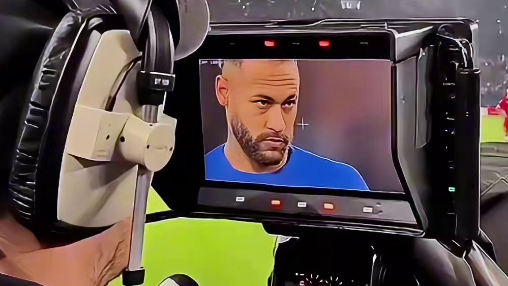 摄影师视角欣赏下内马尔的点球，让门将原地不动的看