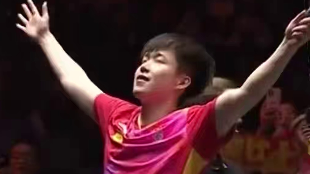 王楚钦4比0横扫张本智和，实现赛事三连冠，锁定年终世界第一。（视频剪辑/车超进）