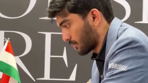 2024年国际棋联世界冠军赛第二轮正在进行！棋王丁立人执白选择了意大利开局瑞高钢琴四马变例！#国际象