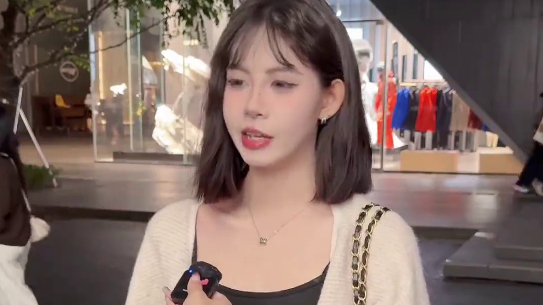 夺少？？38岁？状态那么好原来是因为.... #街头采访#美女#抗老面霜