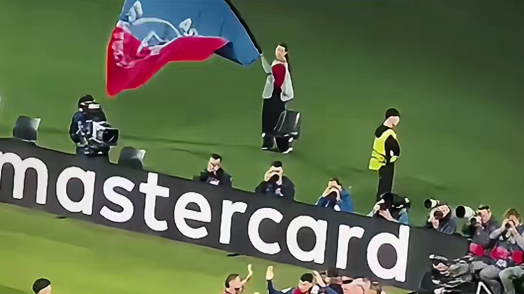 球迷实拍莱万欧冠百球里程碑，点射骗过门将