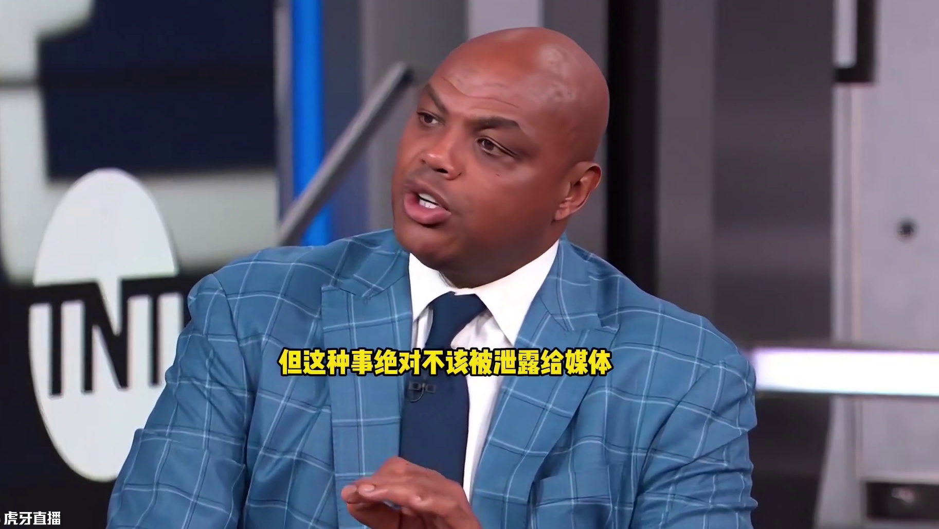 巴克利：恩比德不能总迟到，但泄露信息的人应该被揍一顿