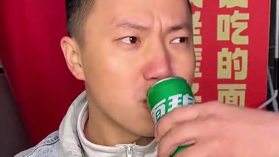 健身猛男专程远道而来挑战，本来冲着一斤来的，结果先让他挑战6两很不服气！#雪碧配辣一口入魂 #哎呀妈