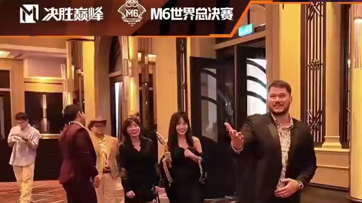 M6世界总决赛前GALA，中国主持人子琪最佳着装闪亮全场。#决胜巅峰全球电竞 #决胜巅峰世界总决赛 