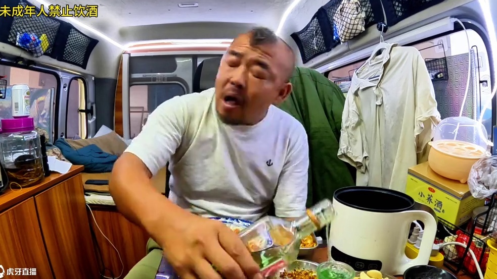 沙和尚在云南红河县最后一天，车里喝绿酒吃豆腐绝了，下集#床车生活 #露营美食