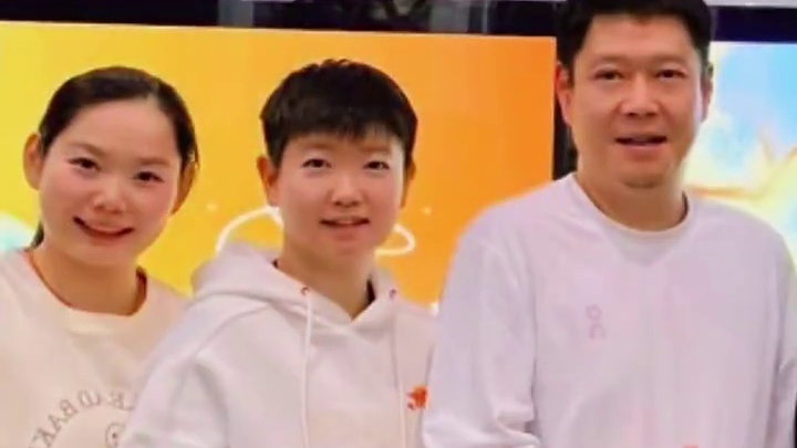 莎莎为邱指庆生啦，邱指许的愿望肯定和莎莎也有关