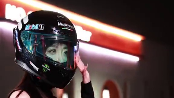 “当热湾街头的红色流星迎来它的骑士” ——极品女骑狂飙热湾！姐姐好米..！！
#极品飞车集结  #杜