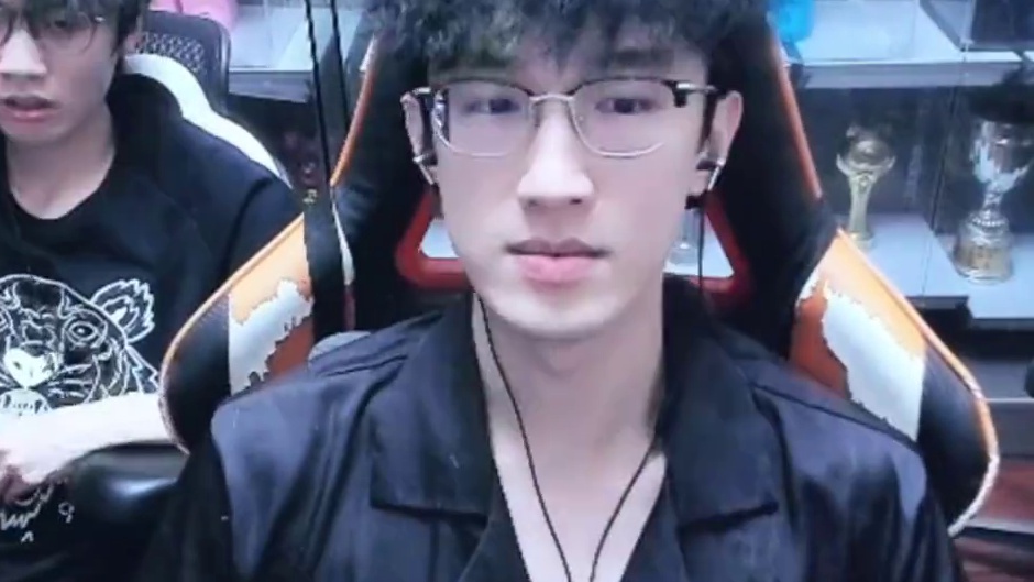 不会有人玩到现在不如蔡哥新号吧？ 