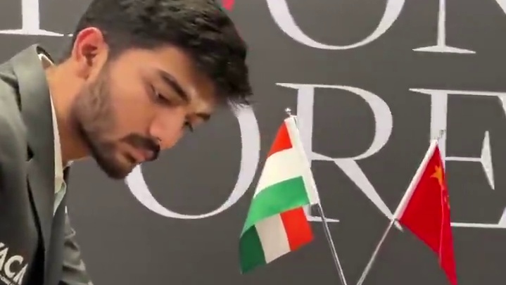 2024年世界冠军赛第三轮正在进行，棋王丁立人本局执黑，挑战者古克什执白走出了后兵开局，双方形成对称