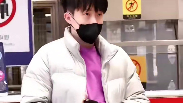 莎莎出发成都，大头内搭颜色太显眼，奇哥陪着曼昱，高远很潮流