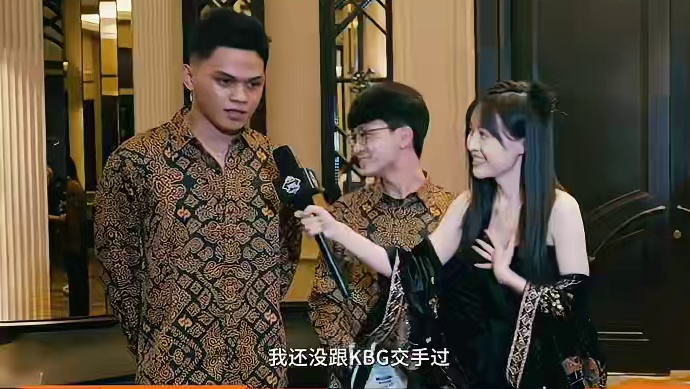 中国KBG、印度尼西亚RRQ互换队服环节，双方选手互相欣赏，互相挑战，期待12月28日第一局交锋！#