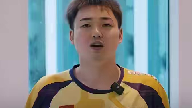 M6世界总决赛瑞士轮Day1即将开战，众战队选手纷纷喊出口号加油打气。#决胜巅峰全球电竞  #决胜巅