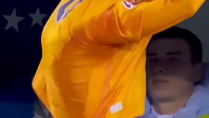 梦想成真！看台上小球迷拿到姆巴佩落场版球衣后的反应