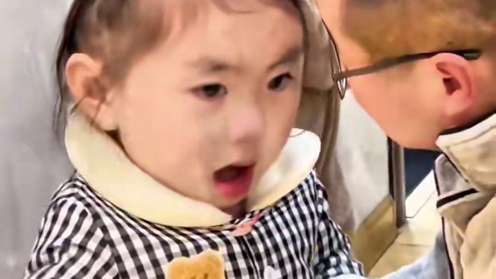 “犯错不怕咱会撒娇呀，这一亲化了多少当爹的心，没有人能扛得住吧。”#骗你生女儿 #萌娃 #小棉袄